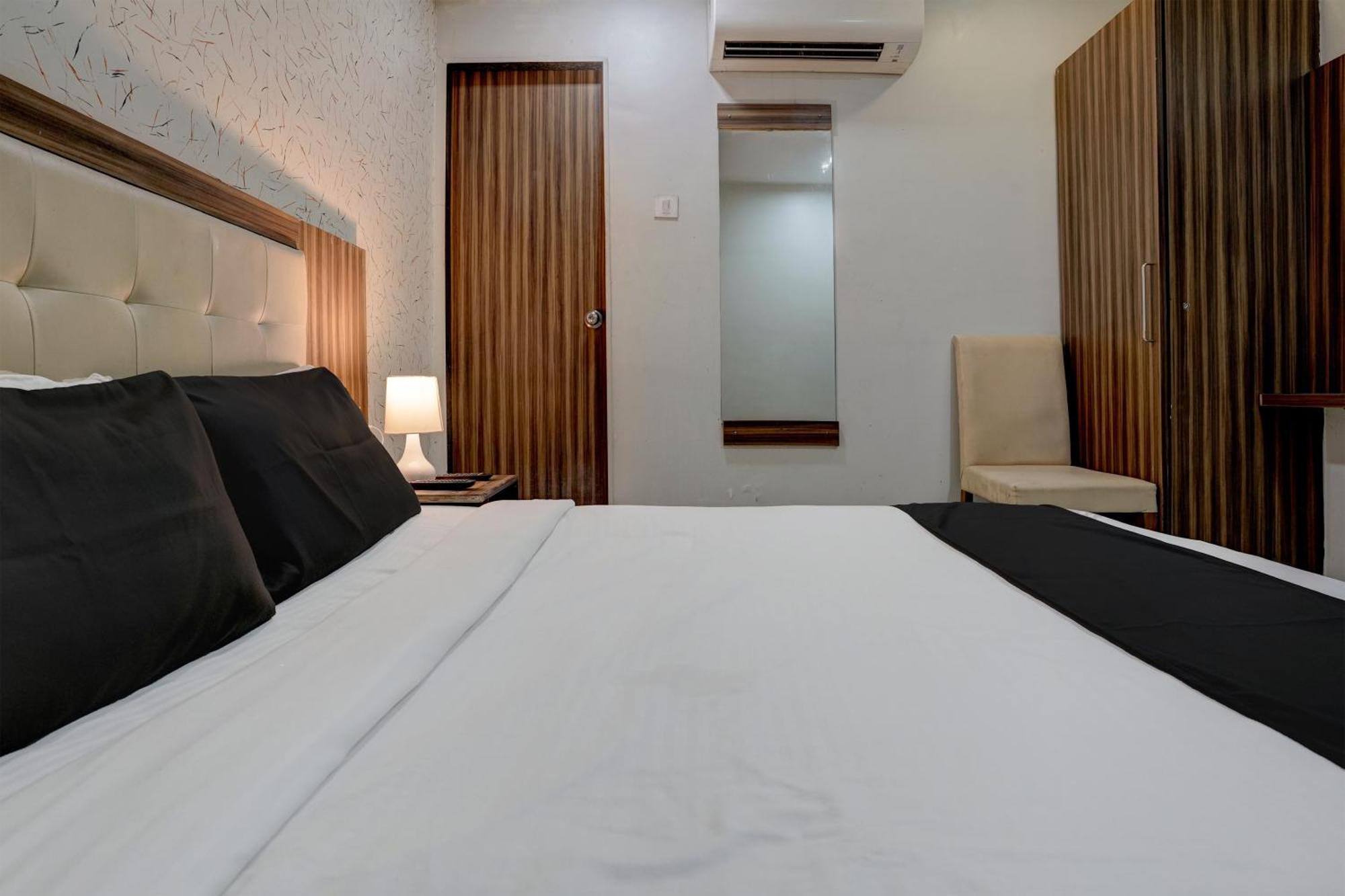 Oyo Hotel Blue Sapphire Residency Near Chhatrapati Shivaji International Airport Мумбай Екстериор снимка