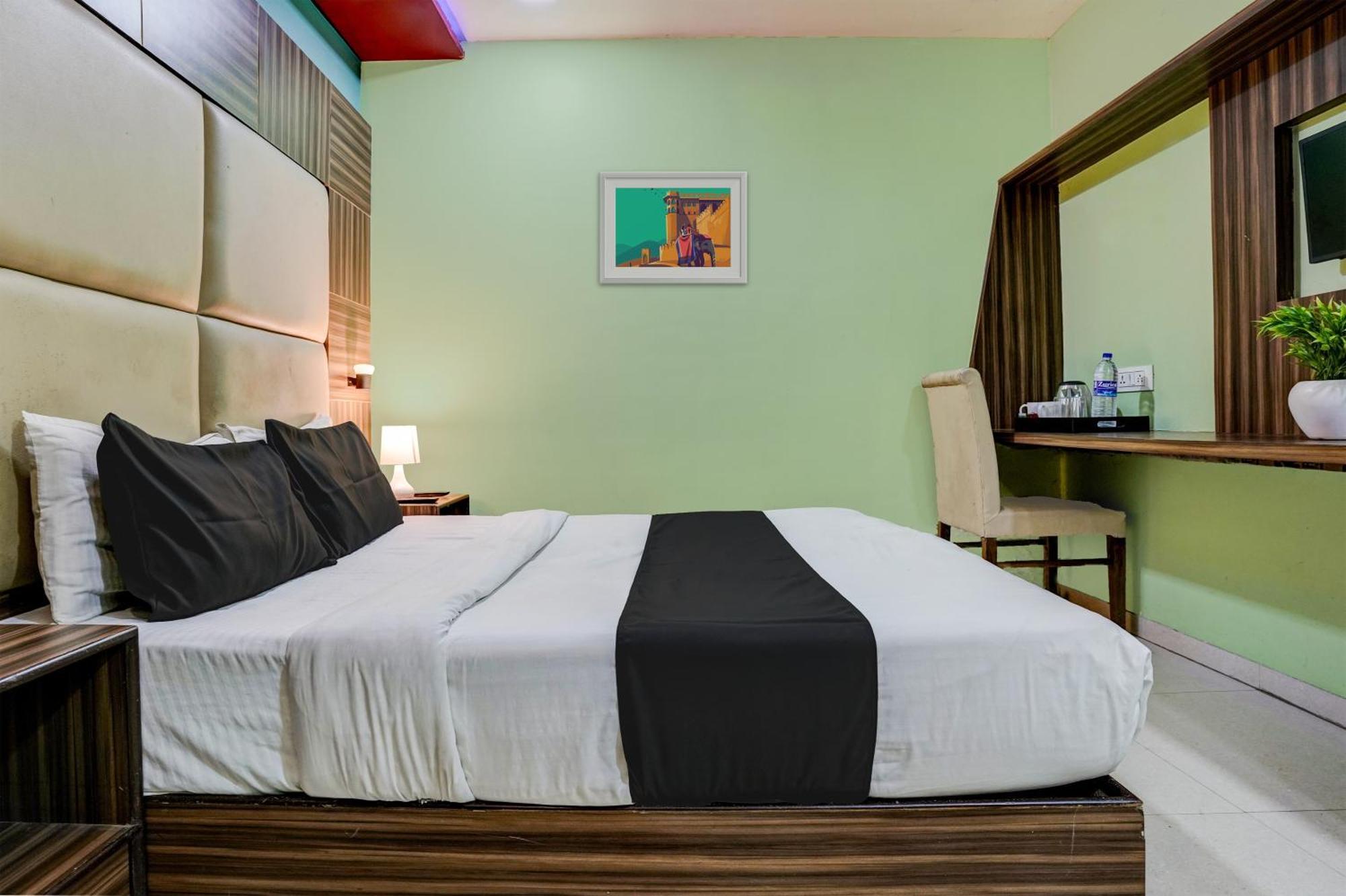 Oyo Hotel Blue Sapphire Residency Near Chhatrapati Shivaji International Airport Мумбай Екстериор снимка